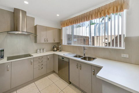 Adelaide Style Accommodation-Close To City-North Adelaide-3 Bdrm- FREE Parking - Accommodation Redcliffe 9