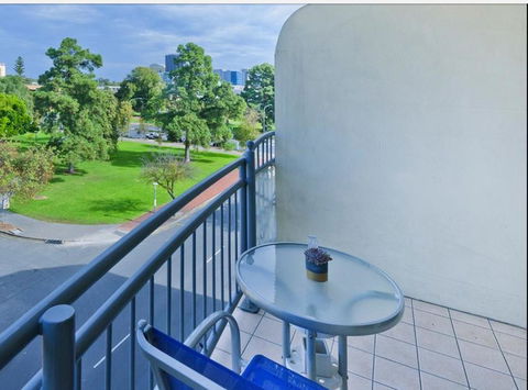 Spacious 4 BR And 2 Bathrooms City Apartment - Accommodation Redcliffe 7