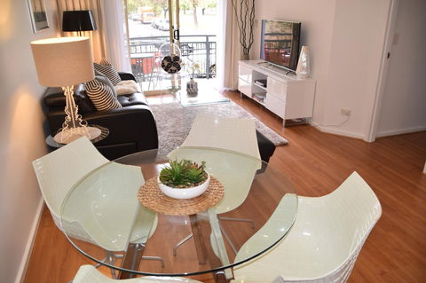 Spacious 4 BR And 2 Bathrooms City Apartment - Accommodation Redcliffe 14