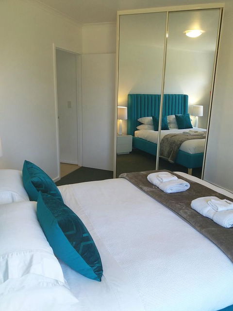 Spacious 4 BR And 2 Bathrooms City Apartment - Accommodation Redcliffe 15