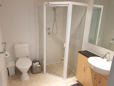Spacious 4 BR And 2 Bathrooms City Apartment - Accommodation Redcliffe 5