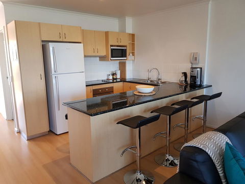 Spacious 4 BR And 2 Bathrooms City Apartment - Accommodation Redcliffe 2