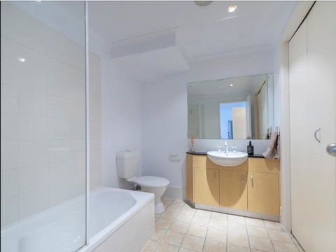 Spacious 4 BR And 2 Bathrooms City Apartment - Accommodation Redcliffe 8