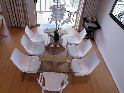 Spacious 4 BR And 2 Bathrooms City Apartment - Accommodation Redcliffe 1