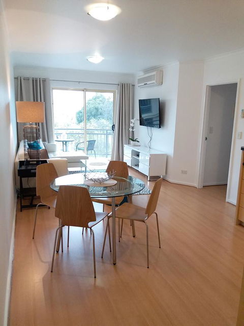 Spacious 4 BR And 2 Bathrooms City Apartment - Accommodation Redcliffe 13