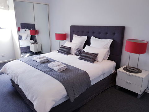 Spacious 4 BR And 2 Bathrooms City Apartment - Accommodation Redcliffe 3