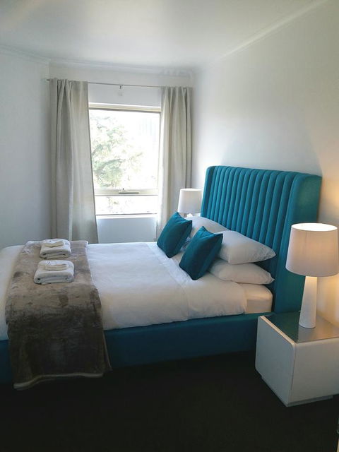Spacious 4 BR And 2 Bathrooms City Apartment - Accommodation Redcliffe 11