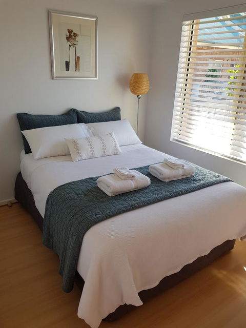 Spacious 4 BR And 2 Bathrooms City Apartment - Accommodation Redcliffe 6