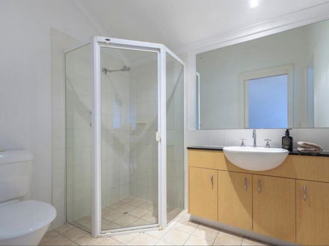 Spacious 4 BR And 2 Bathrooms City Apartment - Accommodation Redcliffe 9