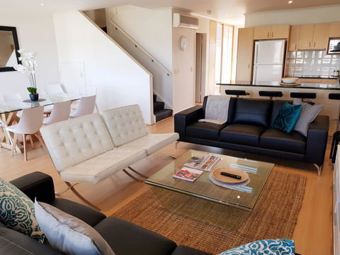 Spacious 4 BR And 2 Bathrooms City Apartment - Accommodation Redcliffe 0