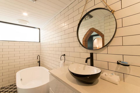 The Manor Basket Range - Accommodation Redcliffe 2
