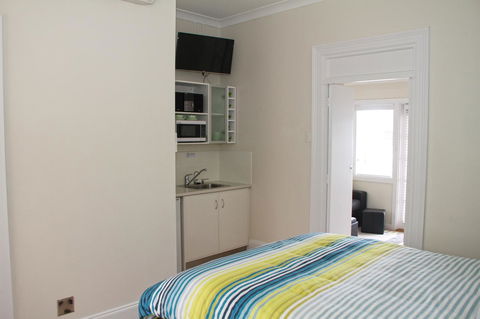 Smugglers Inn Studio Apartments - Accommodation Redcliffe 15