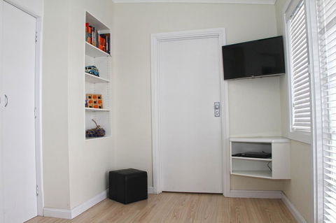 Smugglers Inn Studio Apartments - Accommodation Redcliffe 7