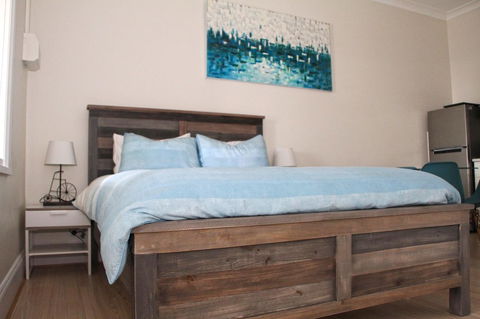 Smugglers Inn Studio Apartments - Accommodation Redcliffe 0