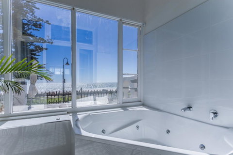 Seawall Apartments - Accommodation Redcliffe 4