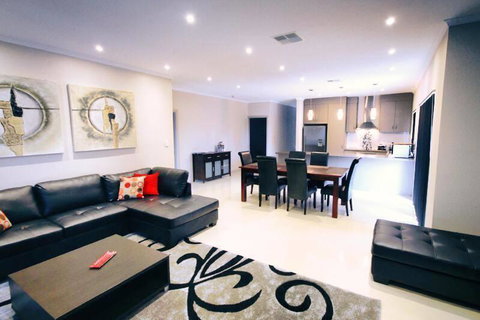 Casavino Luxury Villa - Accommodation Redcliffe 3