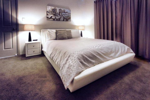 Casavino Luxury Villa - Accommodation Redcliffe 5