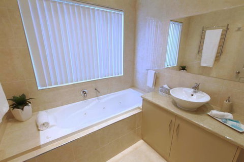 Casavino Luxury Villa - Accommodation Redcliffe 26