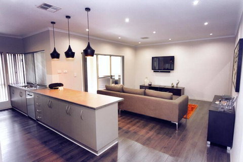 Casavino Luxury Villa - Accommodation Redcliffe 35