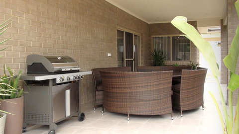 Casavino Luxury Villa - Accommodation Redcliffe 12