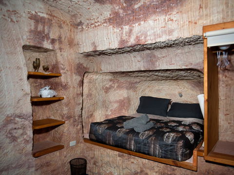 Ali\'s Underground Studio - Accommodation Redcliffe 9