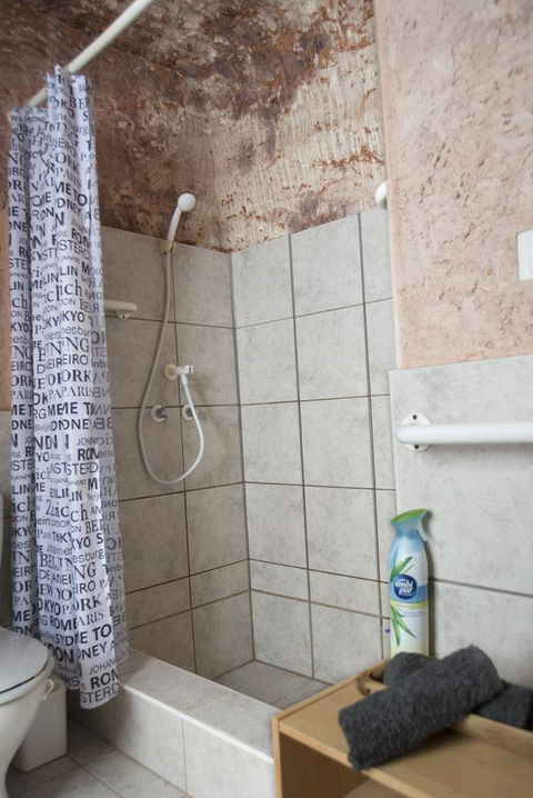Ali\'s Underground Studio - Accommodation Redcliffe 11