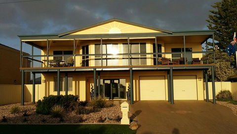 Beachside Escape On The Esplanade - Accommodation Redcliffe 0