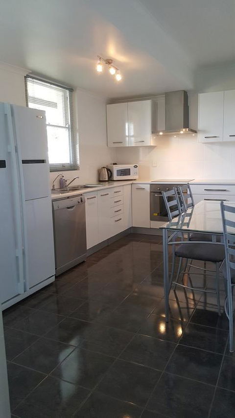 Beachside Escape On The Esplanade - Accommodation Redcliffe 5