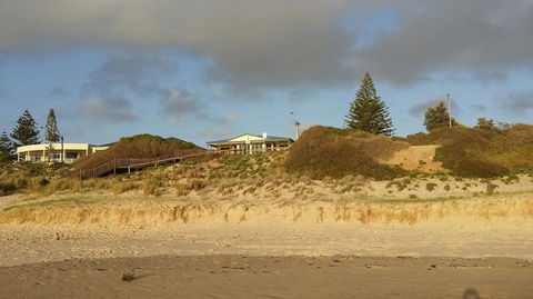 Beachside Escape On The Esplanade - Accommodation Redcliffe 3