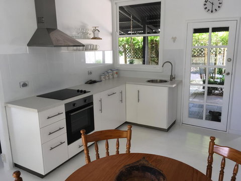 Hilltop Too - Accommodation Redcliffe 2