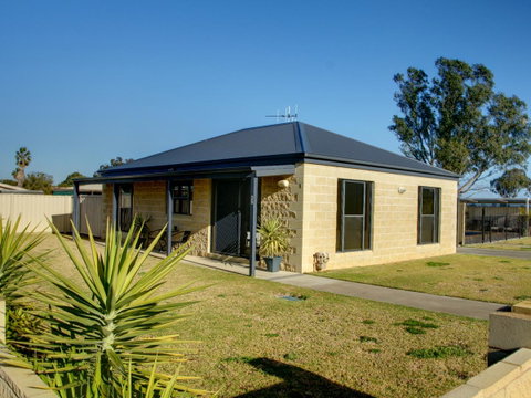 DBJ Holiday Units - Accommodation Redcliffe 0