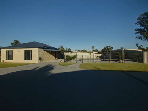 DBJ Holiday Units - Accommodation Redcliffe 1