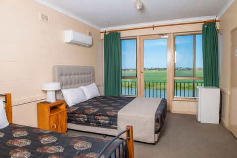 Tailem Bend Riverside Hotel - Accommodation Redcliffe 0