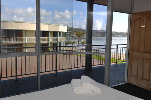 Hilton Beachfront Motel - Accommodation Redcliffe 0