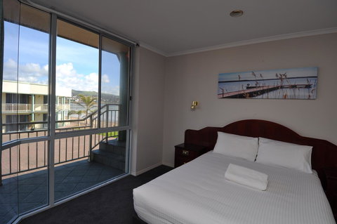 Hilton Beachfront Motel - Accommodation Redcliffe 34