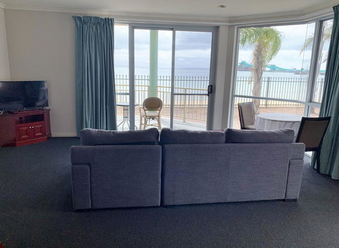 Hilton Beachfront Motel - Accommodation Redcliffe 7
