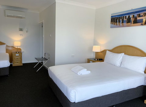 Hilton Beachfront Motel - Accommodation Redcliffe 2
