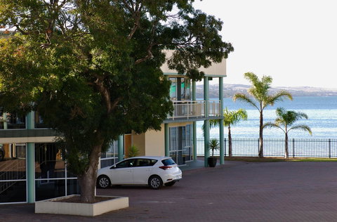 Hilton Beachfront Motel - Accommodation Redcliffe 42