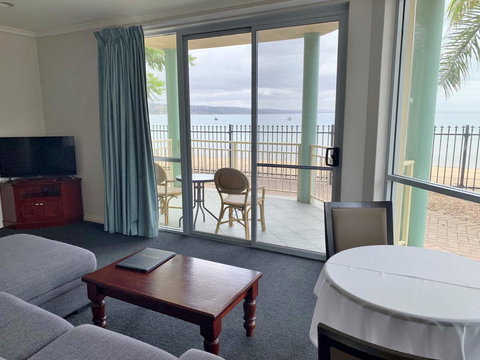 Hilton Beachfront Motel - Accommodation Redcliffe 3