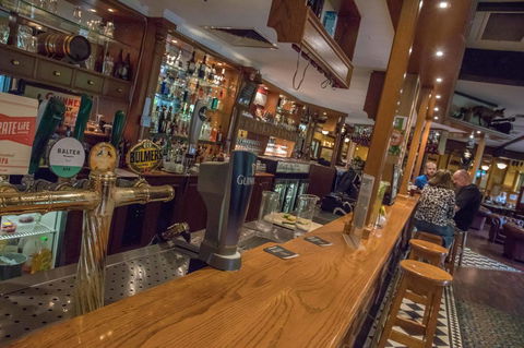 Mick O\'Sheas - Accommodation Redcliffe 11