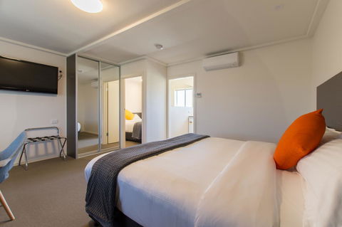 Mick O\'Sheas - Accommodation Redcliffe 14