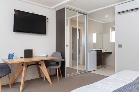 Mick O\'Sheas - Accommodation Redcliffe 1