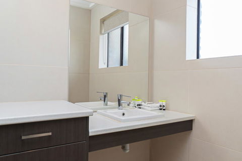 Mick O\'Sheas - Accommodation Redcliffe 2
