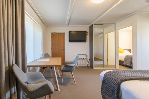 Mick O\'Sheas - Accommodation Redcliffe 5