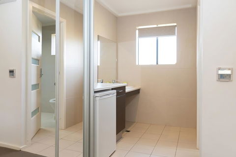 Mick O\'Sheas - Accommodation Redcliffe 3