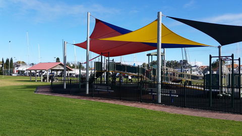Townhouse On The Marina - Accommodation Redcliffe 11