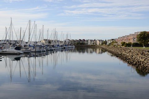 Townhouse On The Marina - Accommodation Redcliffe 7