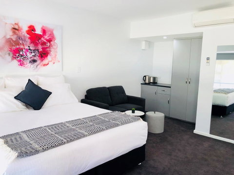 The Avenue Inn - Accommodation Redcliffe 0