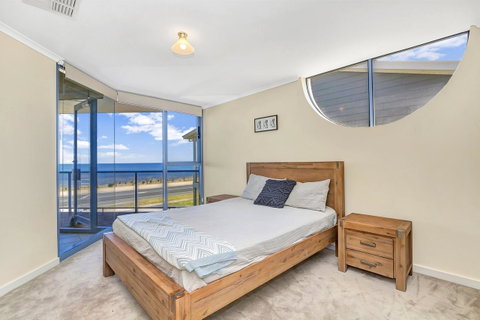 Sail Away - Accommodation Redcliffe 7