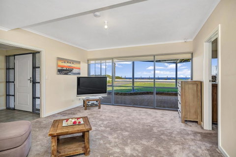 Sail Away - Accommodation Redcliffe 12